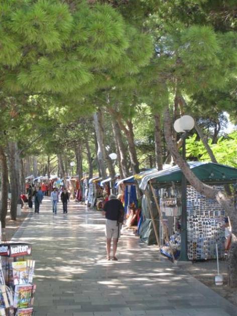 The tree-covered promenade that links the town and Zlatni Rat, lined with souvenir stalls and ice-cream vendors!
